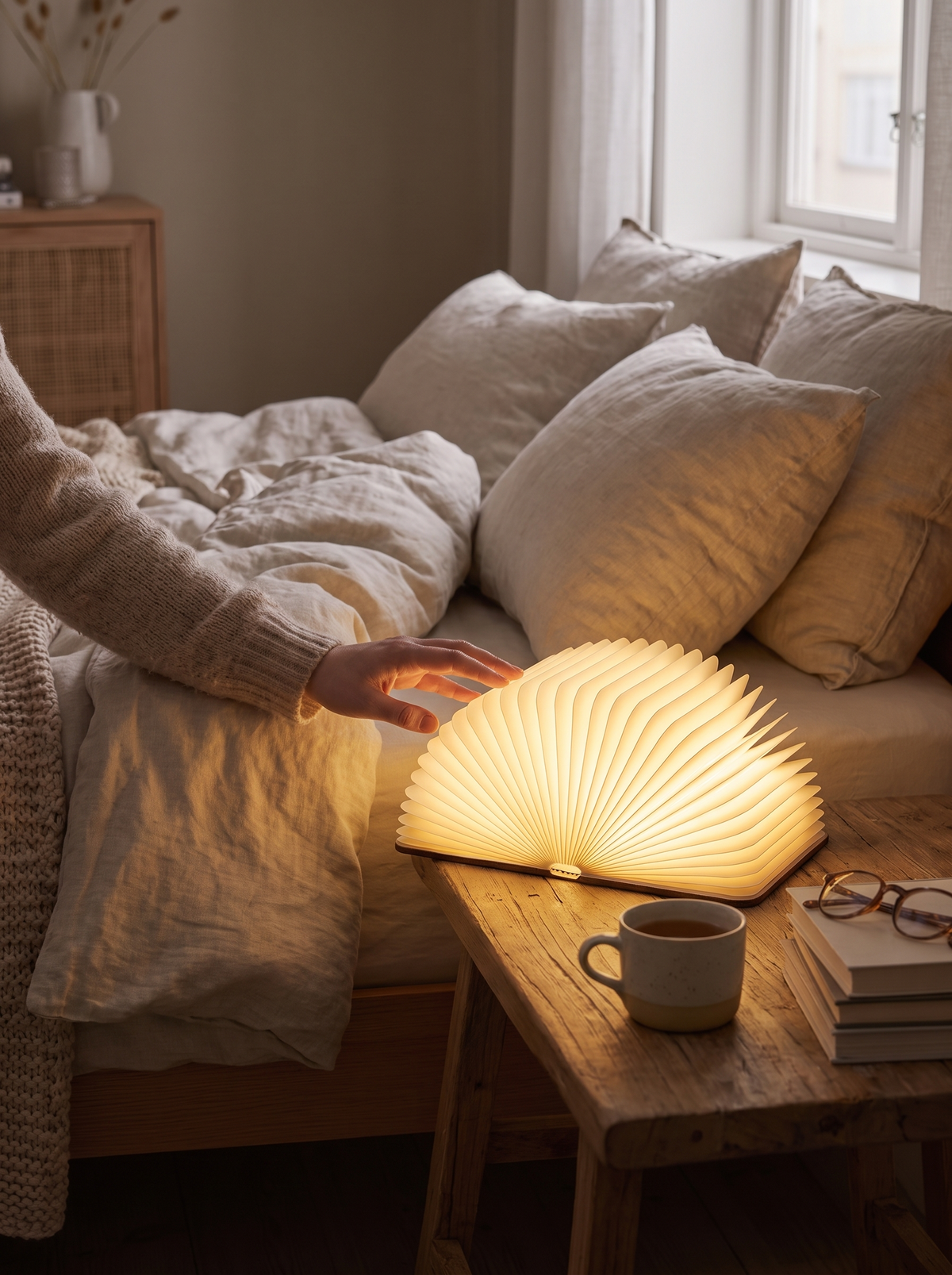 Lumibook Table Lamp cordless on a table